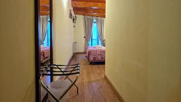 Deluxe dubbelrum eller tvÄbÀddsrum - utsikt mot bergen | DuntÀcken, minibar, skrivbord och mörklÀggningsgardiner