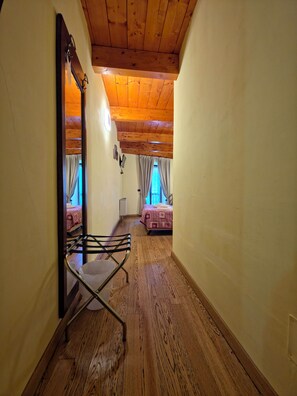 Habitación Deluxe con 1 cama doble o 2 individuales, vistas a la montaña | Edredones de plumas, minibar, escritorio y cortinas opacas