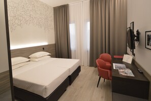 Minibar, desk, laptop workspace, soundproofing - Hotel Friuli (Udine)