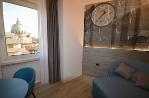 Minibar, bureau, espace de travail pour ordinateur portable