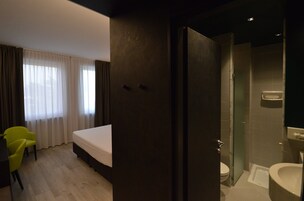 Junior Suite | Bathroom | Free toiletries, hair dryer, bidet, towels