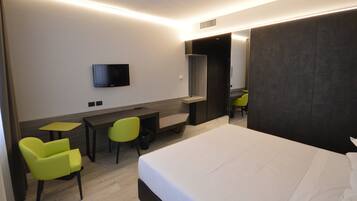 Minibar, bureau, espace de travail pour ordinateur portable