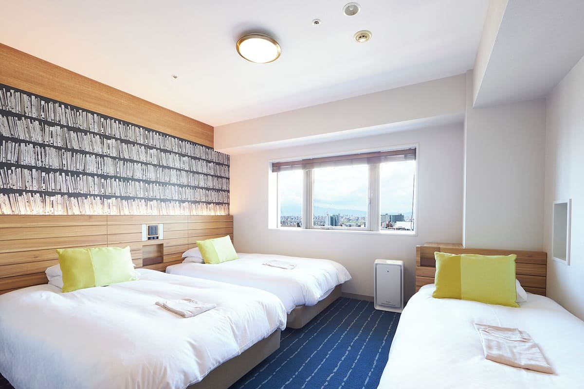 Standard-Dreibettzimmer, Nichtraucher | 1 Schlafzimmer, Daunenbettdecken, Schreibtisch, Verdunkelungsvorhänge