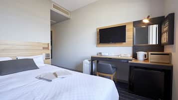 1 bedroom, down comforters, desk, blackout drapes