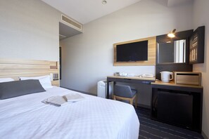 1 bedroom, down comforters, desk, blackout drapes