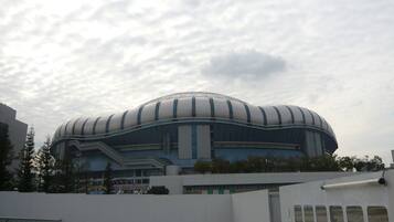 Un estadio grande y moderno con una estructura de techo curva y distintiva.