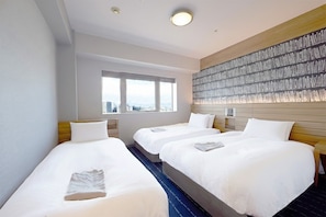 Kamar Triple Standar, Bebas Asap Rokok | Selimut bulu angsa, meja kerja, tirai kedap cahaya, dan kedap suara