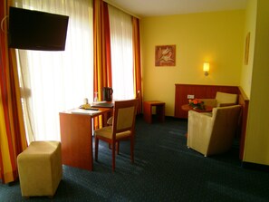 Superior Triple Room | Living area | 32-inch LCD TV with cable channels, TV - Parkhotel Rüdesheim (Ruedesheim am Rhein)