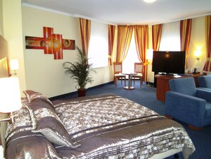 Superior Triple Room | 1 bedroom, hypo-allergenic bedding, in-room safe, desk - Parkhotel Rüdesheim (Ruedesheim am Rhein)