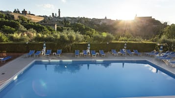 Außenpool (je nach Saison geöffnet), Sonnenschirme, Liegestühle
