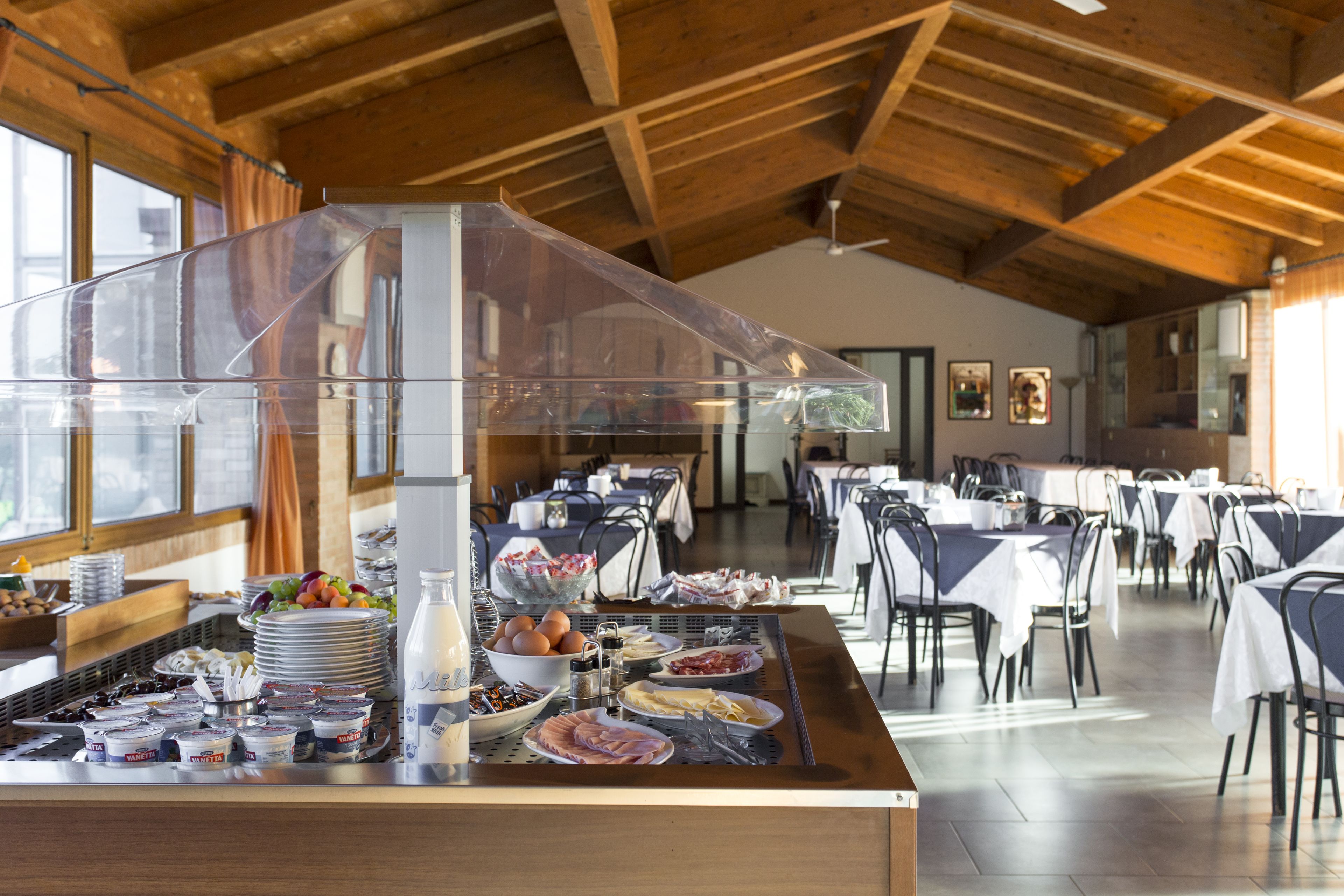 每日供應吃到飽早餐 (每人 EUR10)