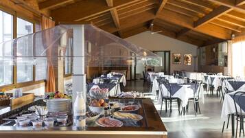 Se ofrece un desayuno bufé (10 EUR por persona)