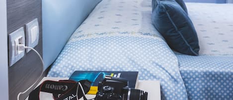 Schreibtisch, laptopgeeigneter Arbeitsplatz, Babybetten
