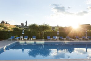 季节性开放的室外游泳池，09:00 至 18:00 开放，池畔遮阳伞，日光浴躺椅