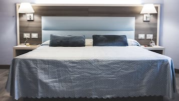 Kamar Double atau Twin Kota | Meja kerja dan ruang kerja ramah laptop