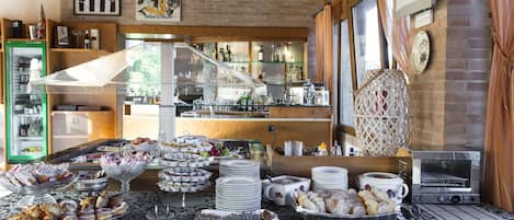 Se ofrece un desayuno bufé (10 EUR por persona)