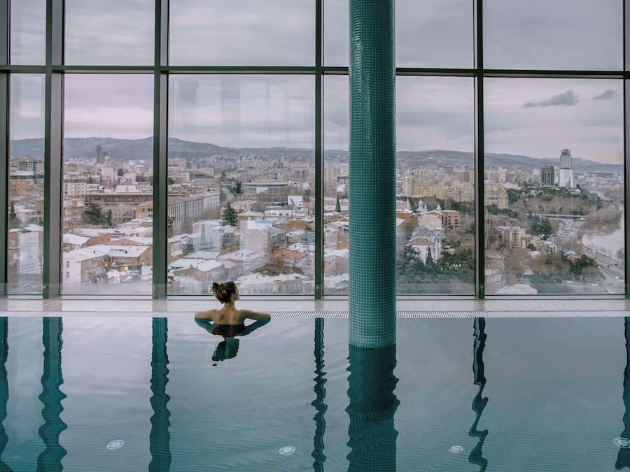 Una piscina techada, una piscina al aire libre