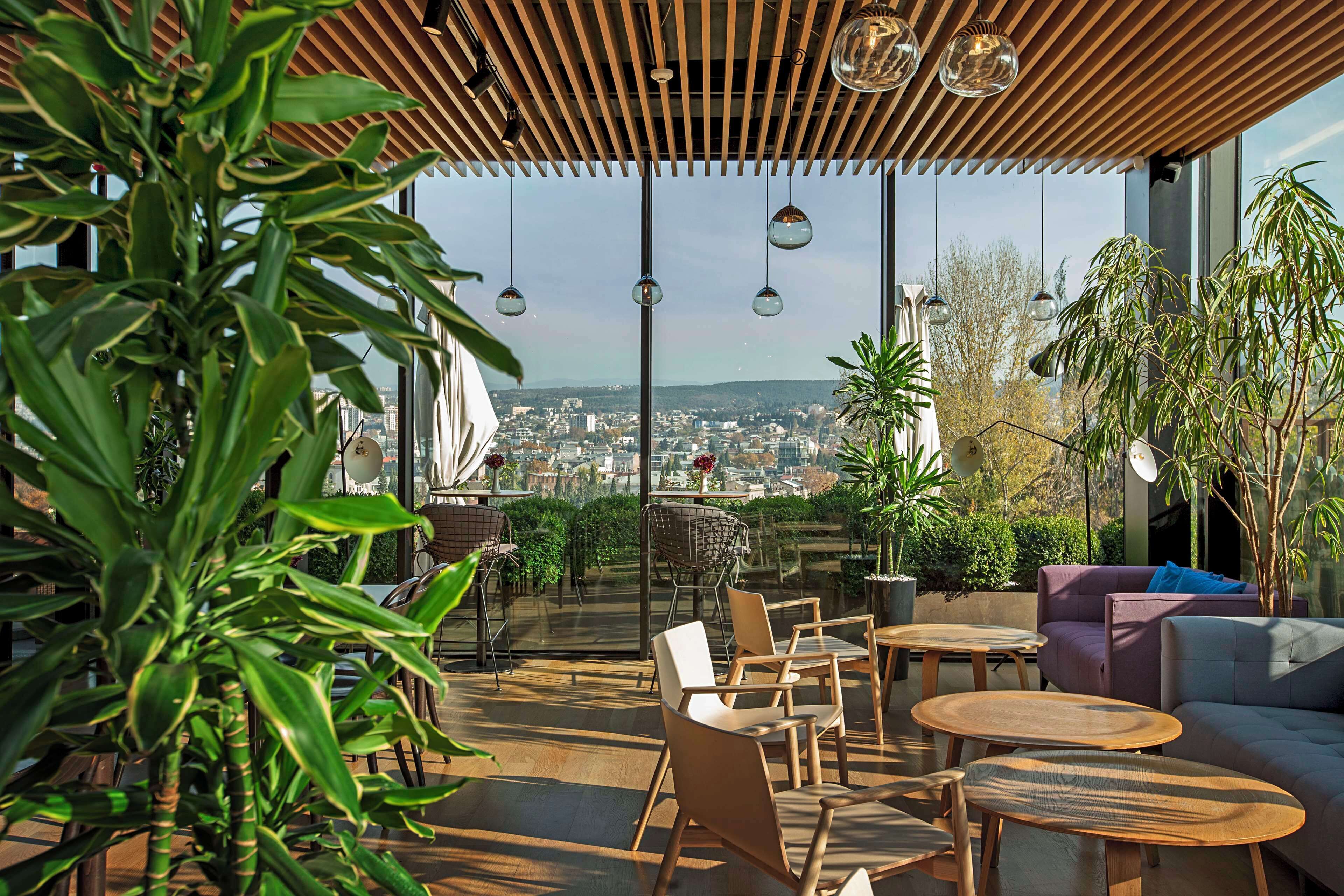 Här finns 2 restauranger som serverar frukost.