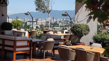 2 restaurants; breakfast, lunch, dinner and brunch served