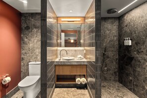 Signature Suite Free WIFI and parking | Bathroom | Free toiletries, hair dryer, bathrobes, slippers