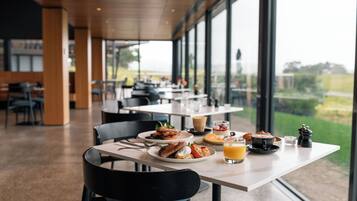 Päivittäinen buffetaamiainen (35 AUD per henkilö)