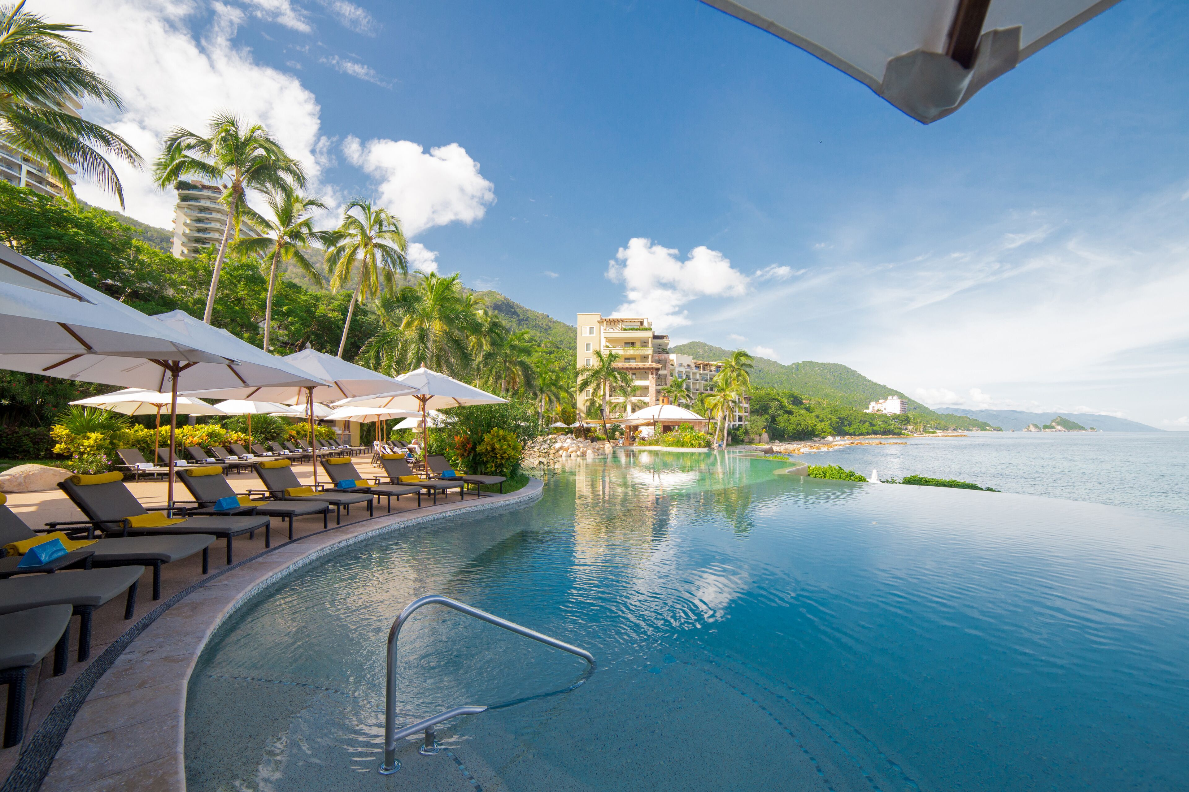 3 piscines extérieures, parasols de plage, chaises longues