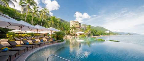 3 utendørsbassenger, bassengparasoller og solsenger