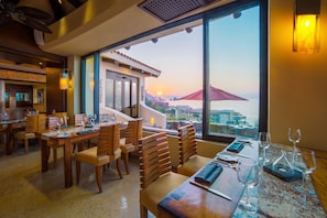4 restaurants; breakfast, lunch and dinner served 