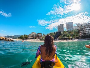 En la playa, camastros, sombrillas y toallas de playa