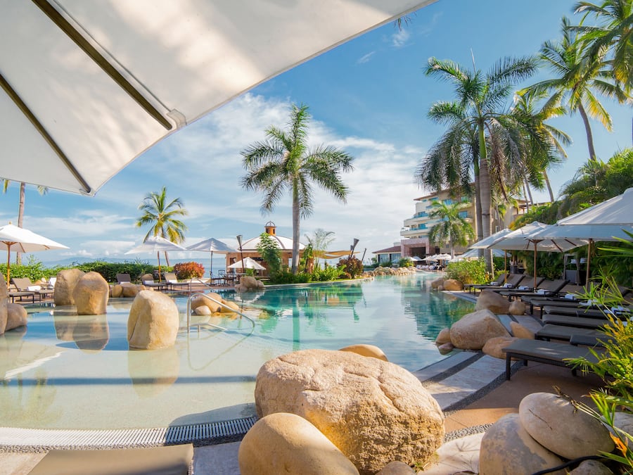 3 buitenzwembaden, parasols voor strand/zwembad