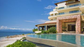 3 albercas al aire libre, sombrillas en la alberca y camastros