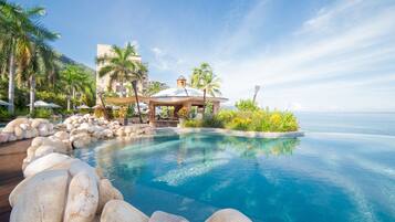 3 albercas al aire libre, sombrillas en la alberca y camastros