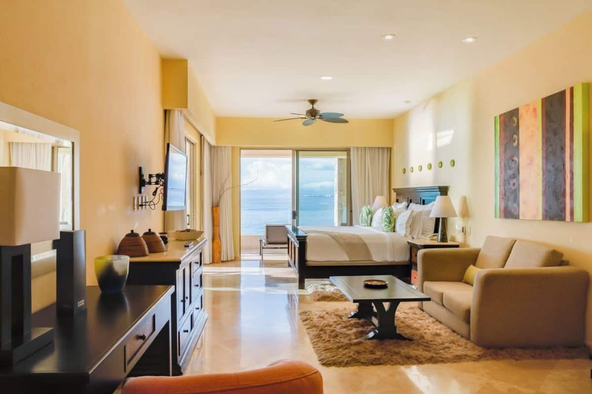 Premium bedding, free minibar items, in-room safe, desk