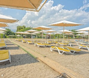 Private beach nearby, sun loungers, beach umbrellas, beach towels - Hotel Sinatra - All Inclusive (Kemer)