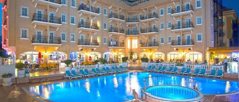 Hồ bơi ngoài trời, dù/ô trên bãi biển/hồ bơi, ghế dài tắm nắng