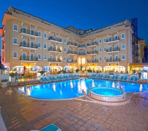 Outdoor pool, pool umbrellas, sun loungers - Hotel Sinatra - All Inclusive (Kemer)