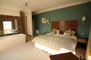 أغطية فراش متميزة وميني بار وخزنة داخل الغرفة ومكتب