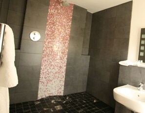 Superior Double Room | Bilik Mandi | Kelengkapan dandanan diri percuma, tuala disediakan 