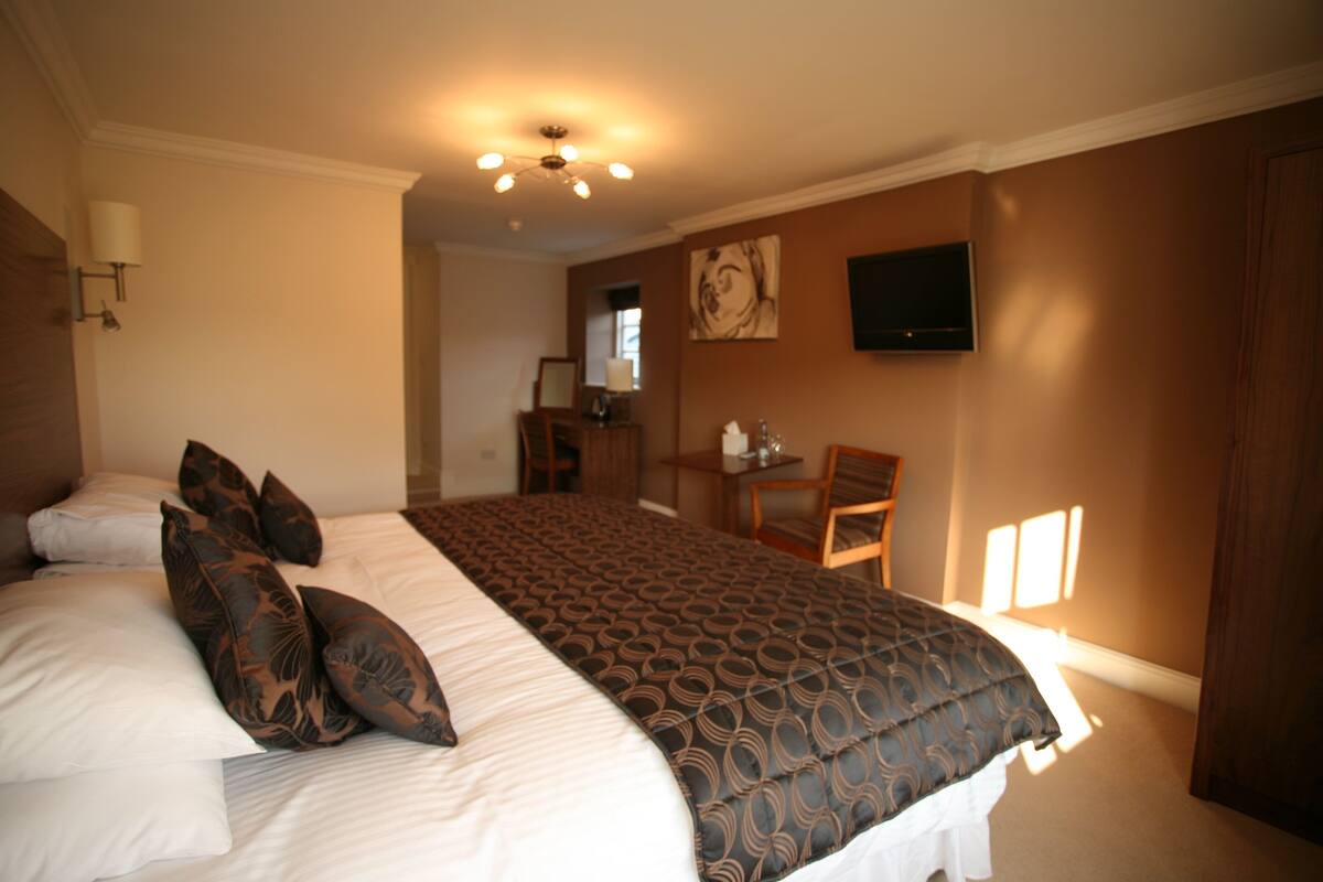Executive Double Room | Premium bedding, minibar, in-room safe, desk