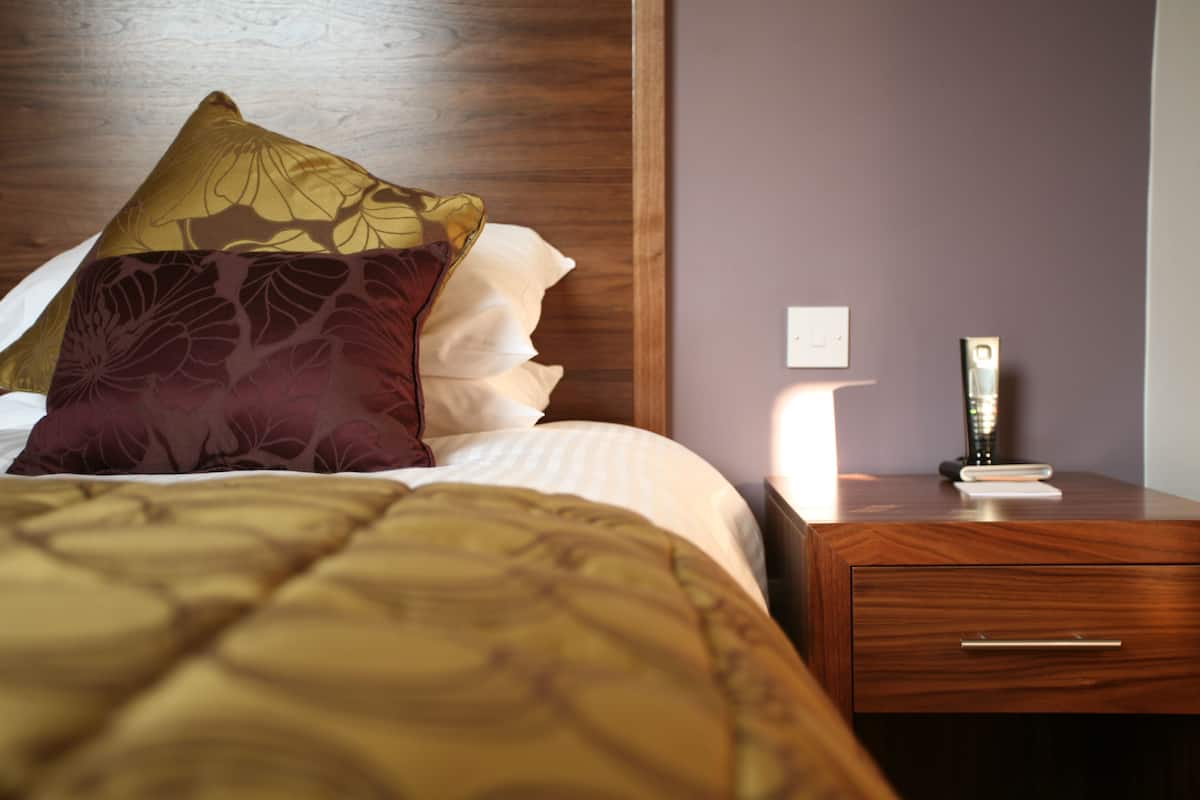Superior Double Room | Peralatan tempat tidur premium, bar mini, peti besi dalam bilik, meja