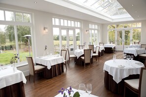 2 间餐厅，供应午餐