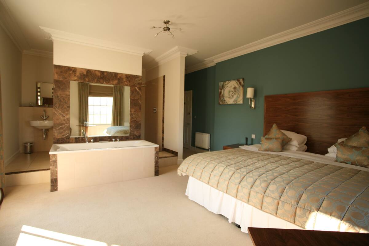 Luxury Double Room | Premium bedding, minibar, in-room safe, desk