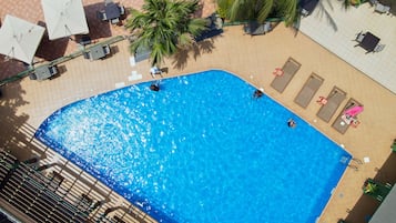Utomhuspool och parasoller