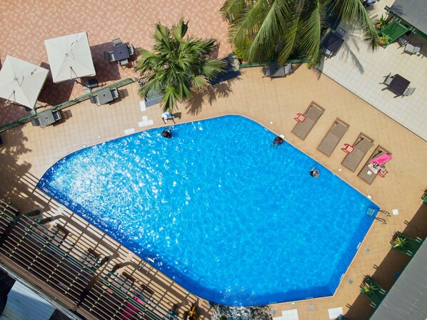 Piscine extérieure, parasols de plage