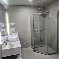 Ebony Suite | Bathroom | Combined shower/tub, designer toiletries, hair dryer, towels