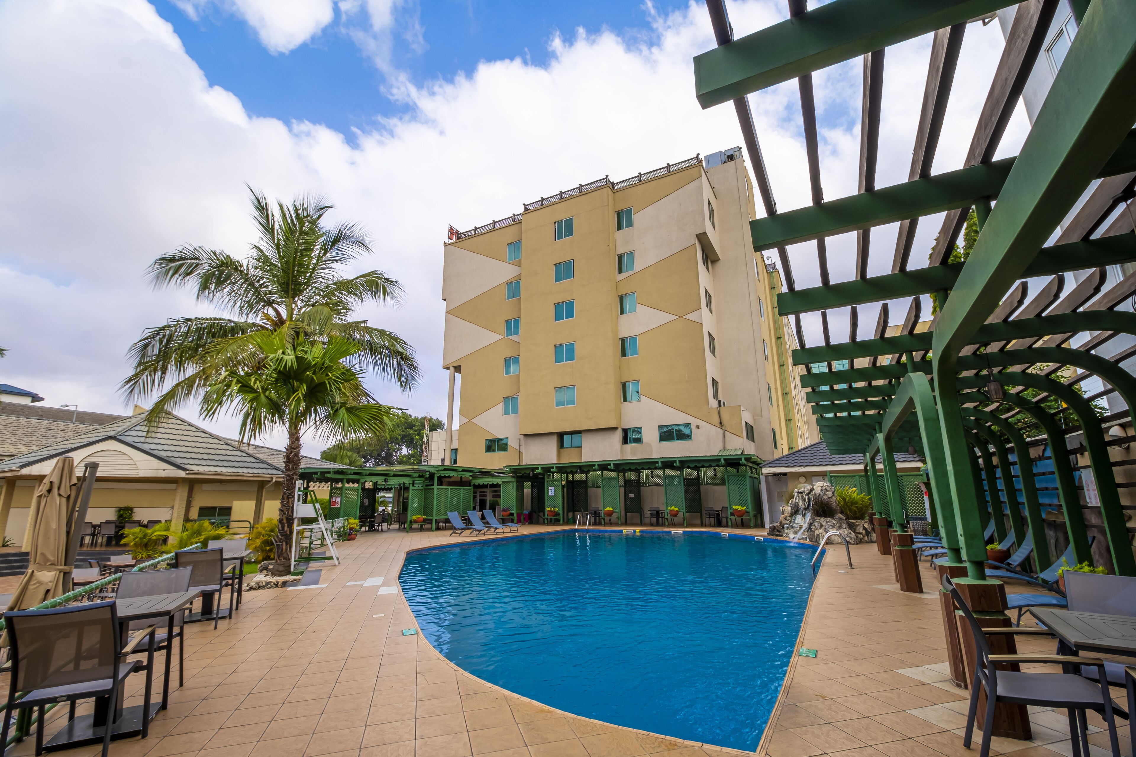 Außenpool, Sonnenschirme