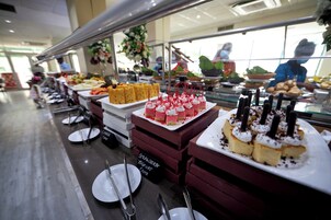 Πρωινό σε μπουφέ καθημερινά (250 GHS/άτομο)