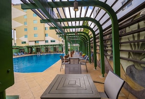 Piscine extérieure, parasols de plage