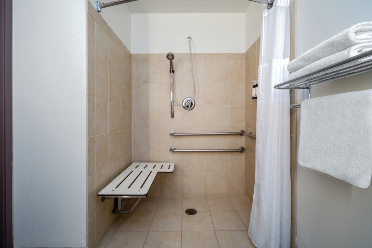 Phòng, 1 giường cỡ king, buồng tắm phù hợp cho xe lăn (Communications, Mobility Accessible) | Bộ đồ giường cao cấp, nệm có lớp đệm bông, bàn, màn/rèm cản sáng