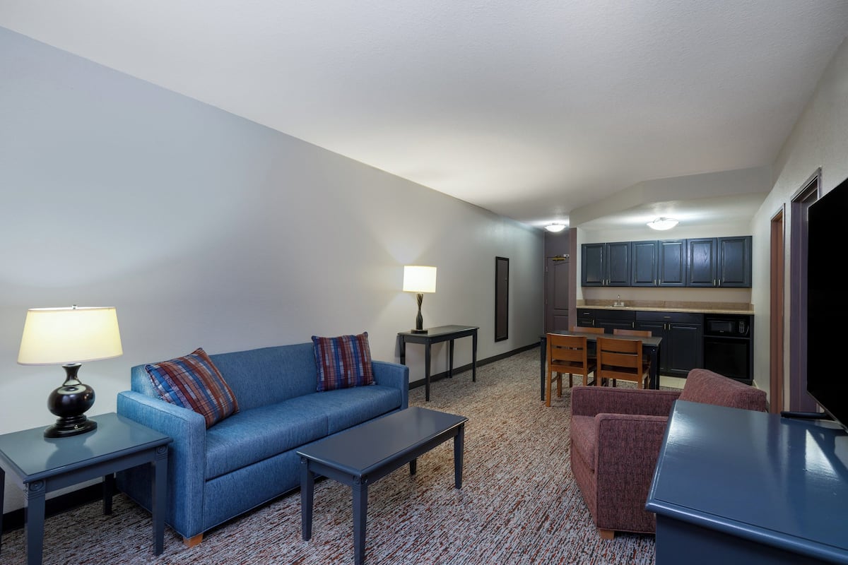 suite, 1 bedroom | premium bedding, pillow-top beds, desk, blackout curtains